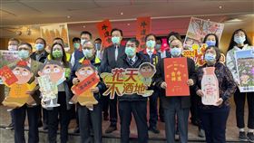 牛運吉祥  黃偉哲發表台南紅包及春聯樣式迎接辛丑牛年，台南市長黃偉哲（前右3）13日發表以「牛運吉祥」為吉祥語的台南春聯及紅包樣式。中央社記者張榮祥台南攝  110年1月13日