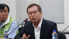 評論韓國瑜施政遭恐嚇攻擊  高市警允儘速破案民進黨團10餘名市議員3日召開記者會，表示在網路上批評市長韓國瑜的施政就會被霸凌、攻擊，甚至恐嚇「讓你全家死」等，限期市警局1週內破案，高雄市政府警察局局長李永癸（右）允諾儘速清查。中央社記者王淑芬攝  108年4月3日