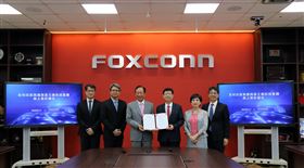 鴻海科技集團董事長劉揚偉與創辦人郭台銘、總財務長黃秋蓮、投資長杜墨璽、律師游哲宏見證。（圖/鴻海提供）