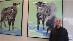 許文融汗牛充棟創作展開幕迎接2021金牛年到來，畫家許文融的「汗牛充棟」創作展13日在台中日月千禧酒店舉行開幕儀式，盼為牛年帶來幸福新契機。中央社記者郝雪卿攝　110年1月13日