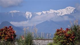 奇萊雪景限時放送  花蓮天晴平地可賞雪花蓮氣象站主任譚廉表示，最近這波寒流溫度較低，且山區溼度也夠，各處山間多有降雪，不過前幾天花蓮溼冷、雲層厚，直到13日天氣放晴轉乾冷後，才有機會在平地看到高山雪景。（胡姓民眾提供）中央社記者張祈傳真  110年1月13日