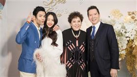 郭碧婷、向佐辦百日宴慶祝女兒「小奶皇」（向芷）出生100天。向華強、向太陳嵐。微博