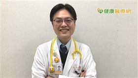 陳世翔主任表示，早期在重度血友病病患的治療，是出血時才注射凝血因子的「需求性治療」，而現今的治療趨勢則是以定期注射「預防性治療」為主。