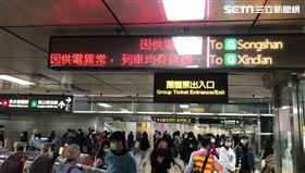 新／下班人潮塞爆！捷運淡水信義線故障（圖／葉先生提供）