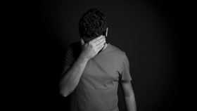 ▲男人，男子，哭，哭泣，男人哭，男兒淚，流淚，難過。（示意圖／翻攝自Pixabay）