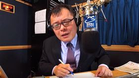 新加坡聽眾嗆「偏袒大陸」…陳揮文罕動怒摔筆：我不玩這套（圖／翻攝自YouTube）