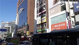 台北市東區大樓發生火警，警消升上雲梯車射水灌救。（圖／翻攝畫面）