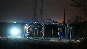 中國河北省石家莊武和肺炎疫情嚴重，官方13日宣布建造3000間集中隔離點，由曾參與建設火神山醫院的企業負責。圖為石家莊工人漏夜蓋集中隔離點。（圖／中新社）
