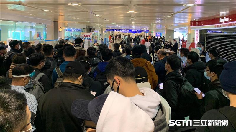 獨／機長廣播「歡迎回家」　台商啜泣