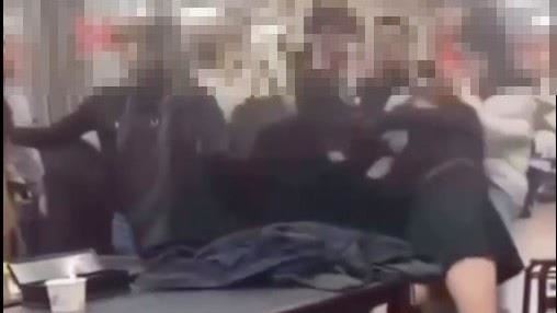 超狠！台中2女搶板凳拉髮又踹肚