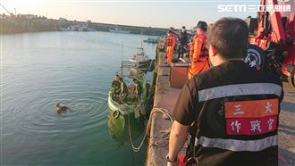 三芝後厝漁港廂型車落港！駕駛命危