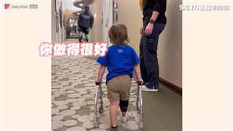 刀鋒運動員　暖陪2歲男孩首次穿義肢