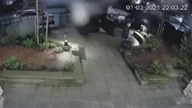 麻伊透過監視器確認外送情況，卻看見外送員驚悚一幕。（圖／翻攝自instagram／Mai Nguyen ） 