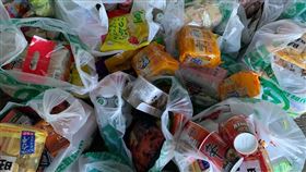 拜拜,供品,泡麵,零食,土地公(翻攝自 爆怨公社)