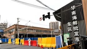 武漢肺炎疫情起源　中國不斷甩鍋給進口冷凍食品美媒15日報導，武漢肺炎疫情流行將近一年，中國不斷將病毒起源甩鍋給進口冷凍食品，聲稱武漢華南海鮮市場（圖）的疫情，極可能是進口冷凍肉品引發。（中新社資料照）中央社　109年12月15日