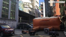 北市信義區婦人站在13樓遮雨棚，警消緊急架設氣墊防範未然。（圖／翻攝畫面）