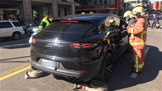 保時捷突停路中！他破窗驚醒：睡死了