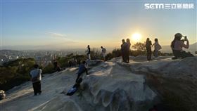 登軍艦岩看台北盆地