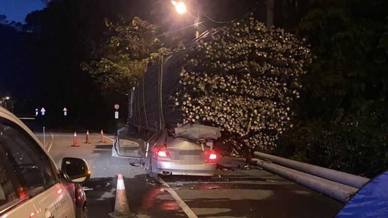 新／轎車衝大貨車底　駕駛竹子刺穿死