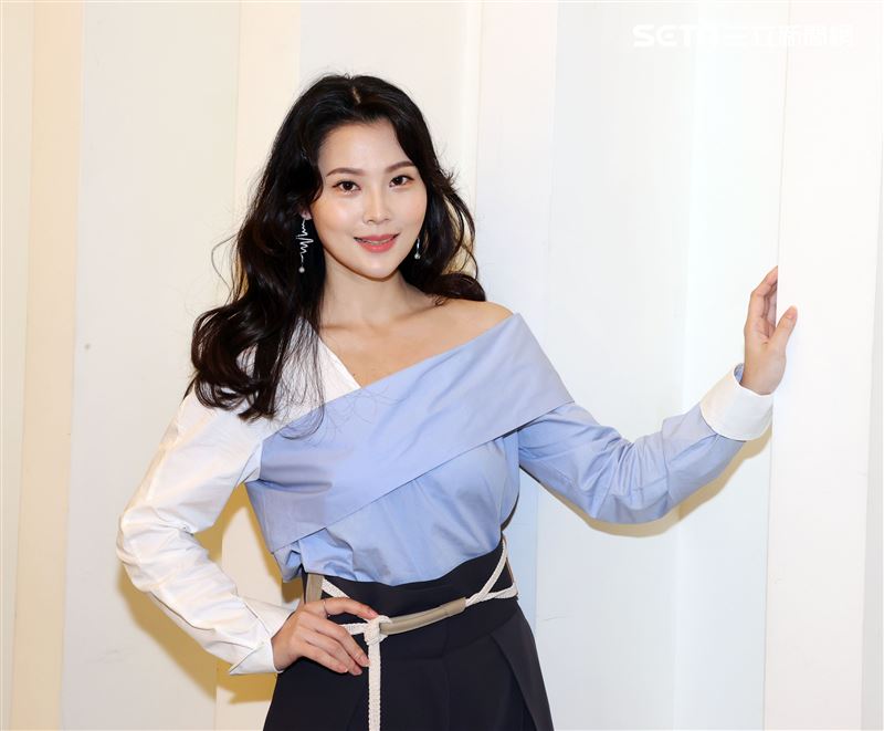 驕女華千涵三立新聞網專訪。（記者邱榮吉/攝影）