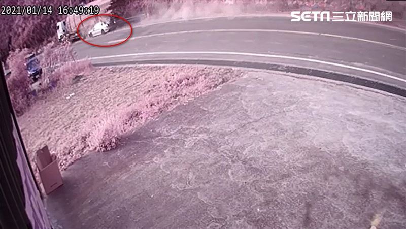 竹子貫穿轎車駕駛亡　驚悚奪命畫面曝