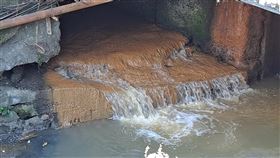南亞塑膠廢泥管破裂　釀污染遭罰（2）南亞塑膠公司抽取地下水後，沉澱池廢泥水管線13日上午突然無預警破裂，導致泥水大量外流，污染地面、河川，新北市環保局稽查後告發處罰。（新北市環保局提供）中央社記者黃旭昇新北市傳真  110年1月14日