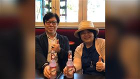 ▲徐明賢(左)、安土美津子夫妻，在台成立日訊、極訊王、天訊等多家公司，被控以招攬投資視訊電話機為由吸金63億，遭台北地檢署傳喚，並聲請羈押。（圖／翻攝自Mitsuko azuchi臉書）