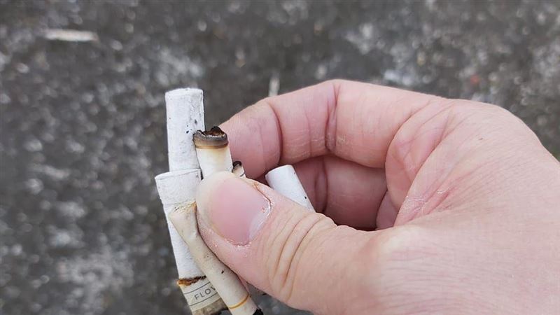 男善心撿菸頭！路人媽竟嗆：髒東西
