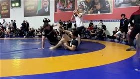 ▲俄羅斯摔角，選手用大腿鎖頸，結果10秒後直接斷腿。（圖／翻攝REN TV）