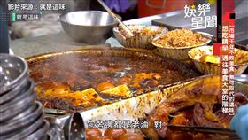 ▲亮哲與高伊玲介紹市場內的傳統美食。（圖／翻攝自就是這味）