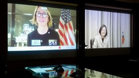 蔡總統與克拉夫特視訊總統蔡英文（右）14日與美國駐聯合國大使克拉夫特（Kelly Craft）（左）視訊會談，對克拉夫特這次無法來台表示惋惜，期待未來能在台灣見面。（總統府提供）中央社記者謝佳珍傳真　110年1月14日