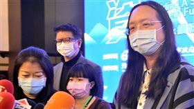 唐鳳：疫情期間晶片化身分證件使用率增逾10倍數位身分證暫緩實施，行政院政務委員唐鳳（右）15日指出，疫情期間大家對晶片化身分證件有更多認識，包括健保快易通APP、健康存摺，使用數據提高不止10倍，目前數位身分證已展開法制、資安與服務體驗全面整備。中央社記者黃旭昇新北攝　110年1月15日