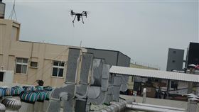 梧棲PU廠，排放有毒廢氣甲苯，空拍機，搭載管線抽驗。(圖／台中環保局提供)