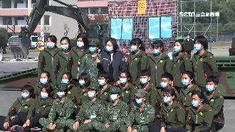 國軍人氣王！女兵嗨唱阿妹歌曲迎小英