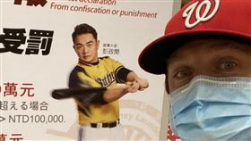 萊福力在個人IG上分享抵達台灣後和彭政閔海報合影的照片。（圖／翻攝自萊福力IG）