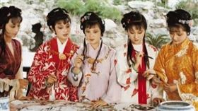 ▲《紅樓夢》裡賈寶玉以及賈府眾多美女。（圖／翻攝自百度百科）