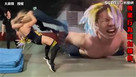 ▲大麻煩挑戰台灣女子摔角選手Zeda Zhang。（圖／大麻煩　授權）