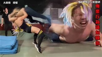 挑戰女摔角選手　他遭手刀重擊打趴