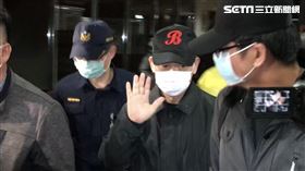 ▲立委收賄案，國民黨立委廖國棟獲1000萬交保，離開時，已經換上親友準備的保暖衣物，戴上口罩、帽子，看得出來瘦了一大圈。（圖／記者楊佩琪攝）