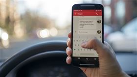 男子在車上滑手機，突遭人闖入威脅。（示意圖／pixabay）