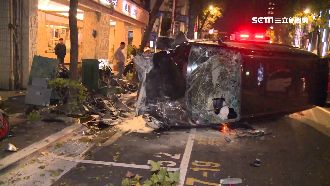 自撞毀路邊4汽機車　駕駛：一時恍神