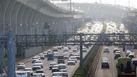 元旦收假日　國道桃園南崁段行車順暢元旦連假最後一天，中山高桃園南崁路段3日下午近4時北上（左）與南下（右）車流量與平日相仿，行車大致順暢。中央社記者施宗暉攝  110年1月3日