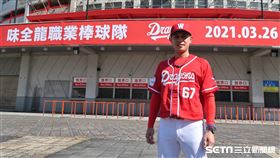吳東融穿著味全67號球衣亮相。（圖／記者王怡翔攝影）