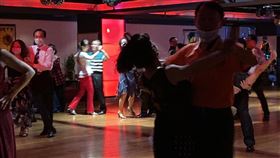 記者觀察到，現場音樂類型包含「國台粵」三聲帶，從白冰冰的「舞池」到911「嘻哈庄腳情」都有，長者還會戴上口罩。（圖／記者簡浩正攝影）