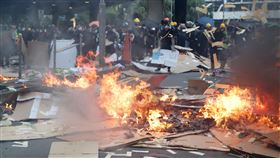 香港示威者　政府總部外縱火1日是中共建政70週年紀念日，「反送中」香港市民發起示威遊行。圖為示威者在香港政府所在地金鐘外縱火。中央社記者張謙香港攝　108年10月1日