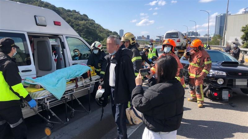 汽車逆向衝撞機車道　8車被撞2送醫