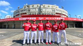 天母棒球場已經增添味全龍球隊意象和裝飾。（圖／記者王怡翔攝影）