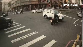 休旅車紅燈7秒闖路口　男遭擊落重摔