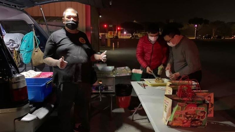 每天炸雞排送醫護　老闆這句院方哭了