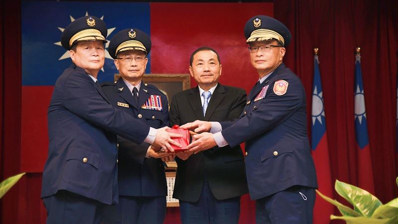 新北警局長交接　45期四巨頭合影！